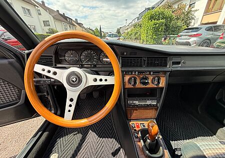 Mercedes-Benz 190 E 2.3 Schaltgetriebe 5 Gang, Holzlenkrad