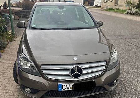 Mercedes-Benz B 180 -