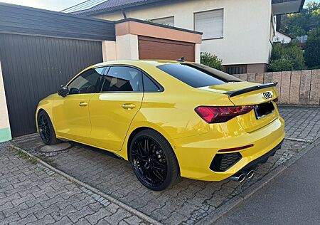 Audi S3 Limousine Carbon | Massage