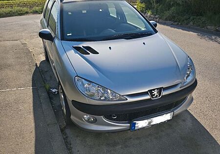 Peugeot 206 206SW mit Klima, Innen sehr guter Zustand.