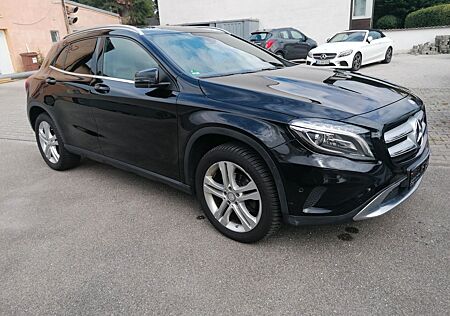 Mercedes-Benz GLA 200 d 4matic 7-G* LEDER *CAM*XENON*PANORAMA