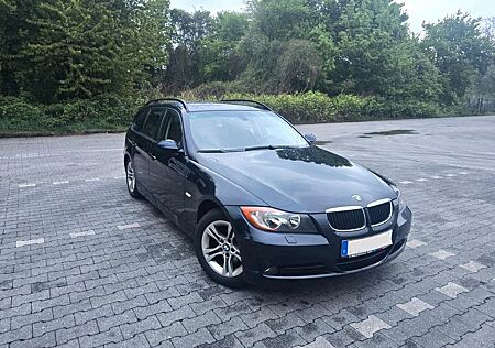 BMW 325xi Automatik / 4x4 / PANO / IDEALER ZUSTAND