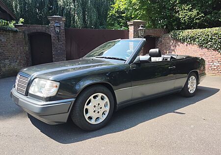 Mercedes-Benz E 220 -W124 Cabrio-Oldtimer-Vollleder-Garagenwag.