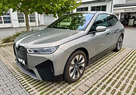 BMW iX xDrive40+SoftClose+Wärmekomfort+Luftfederung