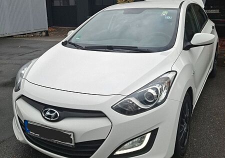 Hyundai i30 gebraucht kaufen Hyundai i30 1.4CRDi gepfl. Nichtraucherfahrz. mit TÜV
