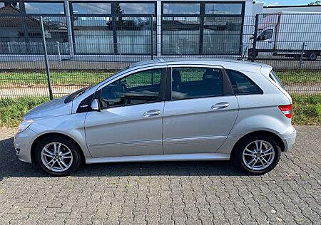 Mercedes-Benz B 180 -
