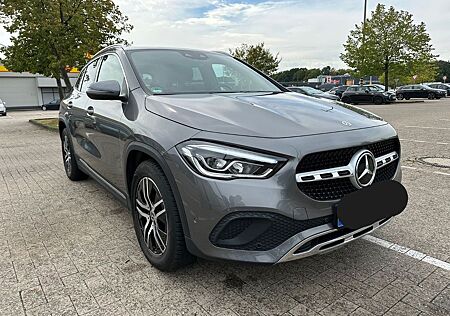 Mercedes-Benz GLA 180 DCT -