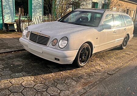 Mercedes-Benz E 200 T Avangarde, Standheizung, Neu TUV