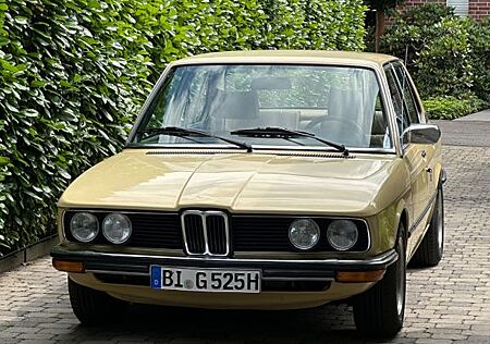 BMW 525 E12