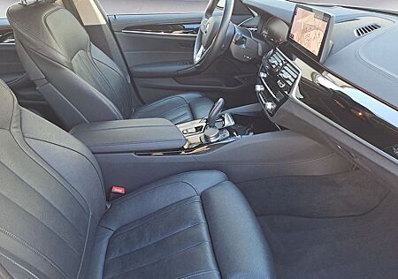 BMW 520d xDrive Touring Navi Leder Tempom.aktiv Pano