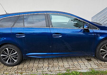 Toyota Avensis 1,8-l-Valvem. Executive Touring Spor...