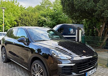Porsche Cayenne - -