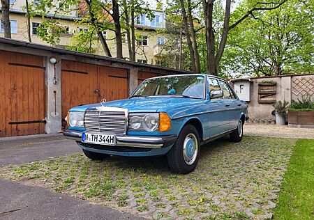 Mercedes-Benz 200 W123 Klima, Automatik