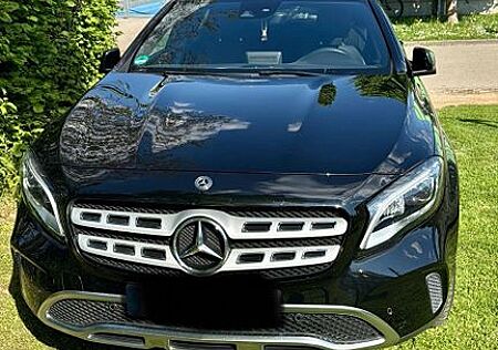 Mercedes-Benz GLA 250 4MATIC DCT -