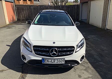 Mercedes-Benz GLA 180 - Urban 360* Pano LED Night Navi