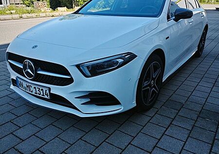 Mercedes-Benz A 250 AMG Line Multibeam Pano Burmest. Garantie