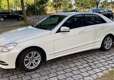 Mercedes-Benz E 350 AVANTGARDE voll Ausstattung top top gepfl