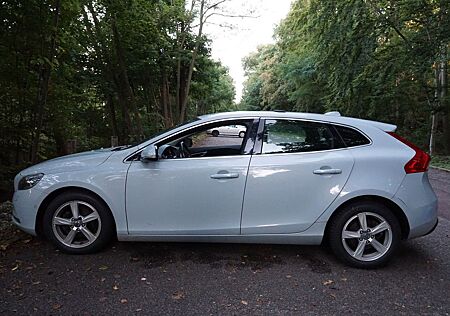 Volvo V40 gepflegt mit vollständiger Service-Historie