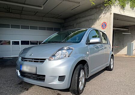 Daihatsu Sirion silber 1,3 l 91 PS Top Aussstatt