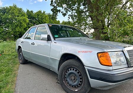Mercedes-Benz E 200 124 Limousine Automatik, Schiebedach