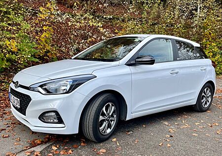 Hyundai i20 Advantage Herstellergarantie noch 1 J.