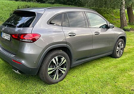 Mercedes-Benz GLA 180 DCT -