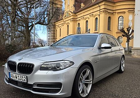 BMW 525d xDrive Touring A Luxury Line Luxury Line