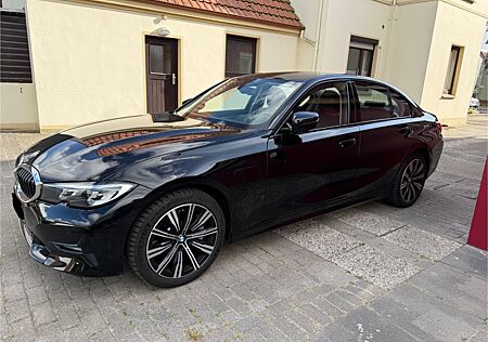 BMW 330e Sport Line Automatik Sport Line