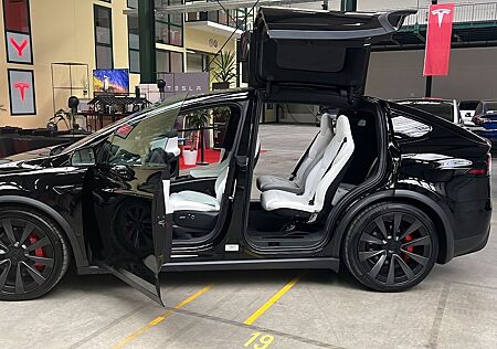 Tesla Model X plaid