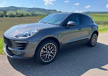 Porsche Macan - -