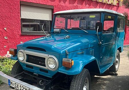 Toyota Land Cruiser BJ40 Oldtimer-Ikone 1975 TÜV NEU