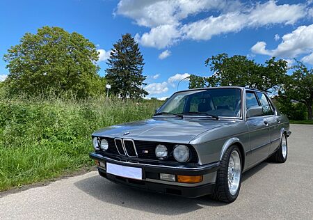 BMW 535i E28 lachssilber