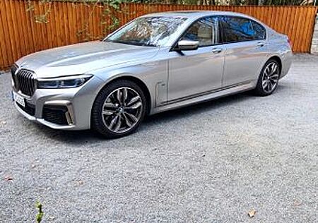 BMW M760Li xDrive V12 Individual B&W Vmax 305 Km/h