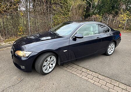 BMW 330xi Coupé -Monacoblau