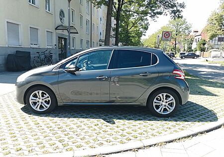 Peugeot 208 1.6 Allure 120 VTi Allure 8-fach bereift
