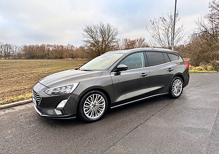 Ford Focus Titanium Turnier Autom. LED AHK Winterpake