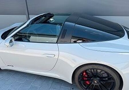 Porsche 992 Targa 4 GTS Targa GTS in Sonderfarbe KREIDE