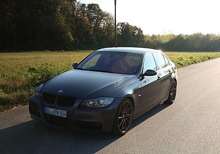 BMW 330i E90 M-Paket*Navi*Leder*Standheizung