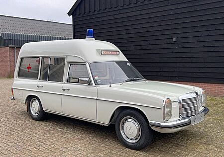 Mercedes-Benz 240 240D Krankenwagen