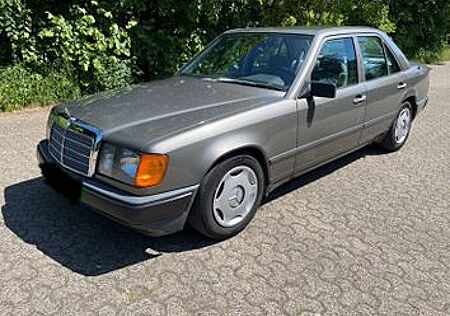 Mercedes-Benz E 230