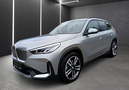 BMW iX1 xDrive30 19"+AC-LADEN PRO+DRIVING+PARKING-AS