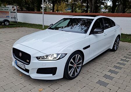 Jaguar XE S Automatik S - Sommerauto - Scheckheft