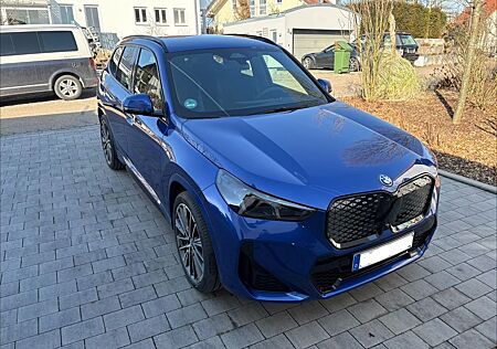 BMW iX1 eDrive20 -Sportpaket Pro