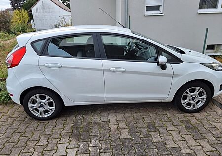 Ford Fiesta 1,25 59 kw SYNC Edition / Frostweiß