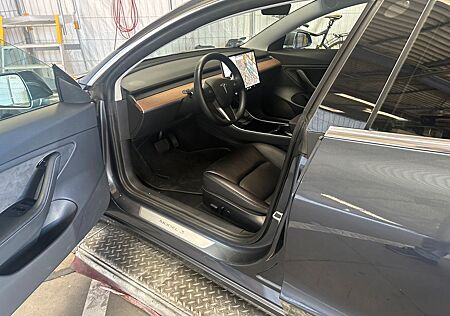 Tesla Model 3 Allradantrieb mit Dualmotor Long Ran...