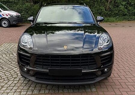 Porsche Macan - -