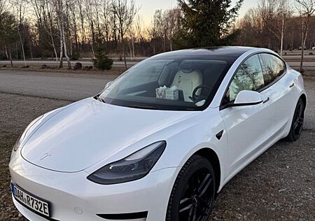Tesla Model 3 RWD, Modell 2023, EZ 10/2022
