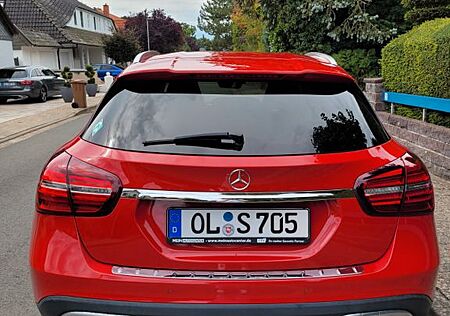 Mercedes-Benz GLA 180 DCT -