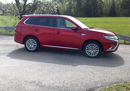 Mitsubishi Plug in Hybrid Outlander Plug-in Hybrid Outlander TOP 4WD AHK SD Automati