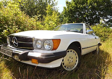 Mercedes-Benz 560 SL - Unschuld vom Lande mit Zähnen!